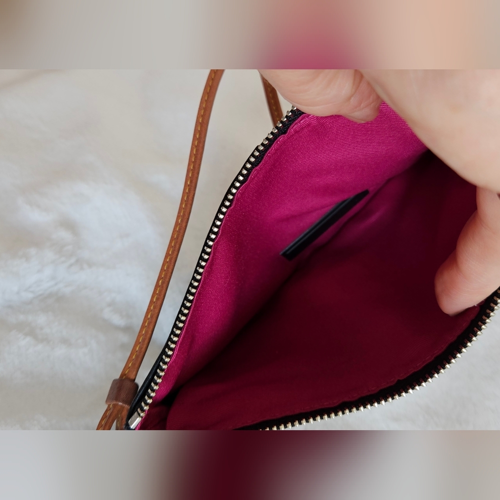 Coach pebble leather blk/tan boho style wristlet NWOT. - Picture 3 of 5